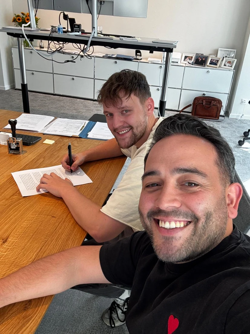 Kevin mit Özer bei der Unterzeichnung
